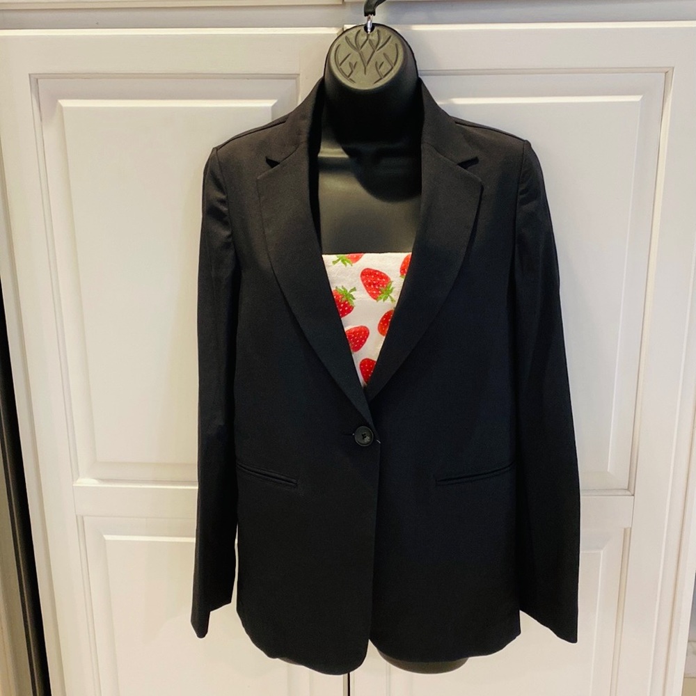 BRAND NEW!! Never been worn UNIQLO UV-cut BLACK JACKET
